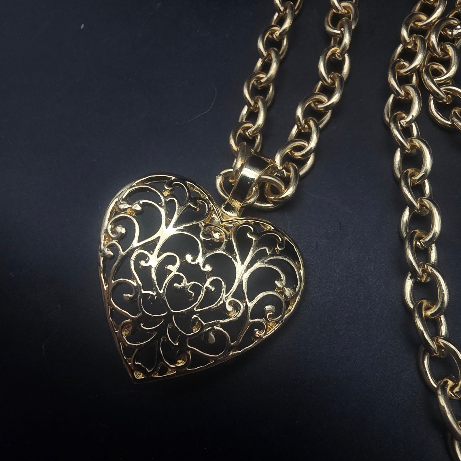 Roman Brand Gold Tone Filigree Heart Pendant Necklace 22$